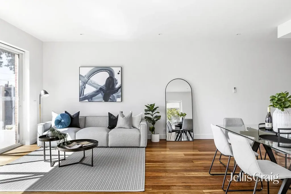 Brighton 3房 卓越的 Brighton 生活，距海滩仅数步之遥 Exceptional Brighton Living Moments from the Beach