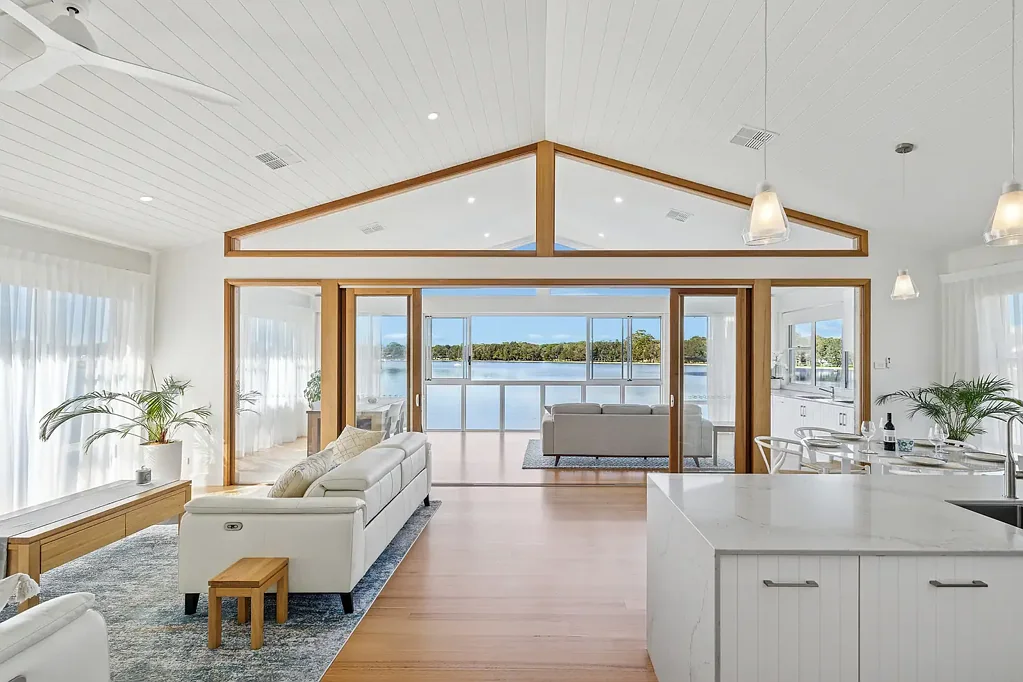 Tanilba Bay 4 Bedroom Waterfront Escape