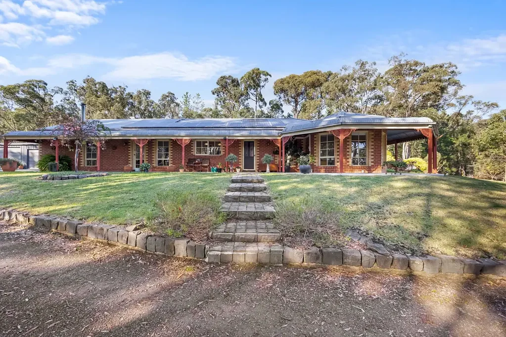 Smythesdale 4 Bedroom Family Lifestyle Retreat Bordering Enfield State Forest on 2.8 Acres
