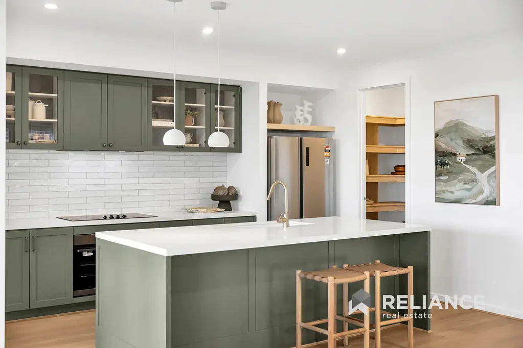 Tarneit 5房 蓝石庄园豪华 – JG King 展示房，带返租收益！ Bluestone Estate Luxury – North Facing Display Home by JG King with $87,920 Annual Leaseback Income!