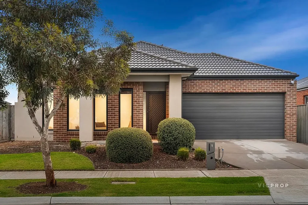 Point Cook 4房 宽敞499平地块 优质学校环绕 现代厨房设计 低维护景观花园 多个生活空间 管道供暖舒适 Modern Elegance Meets Family Comfort in Prime Point Cook Location