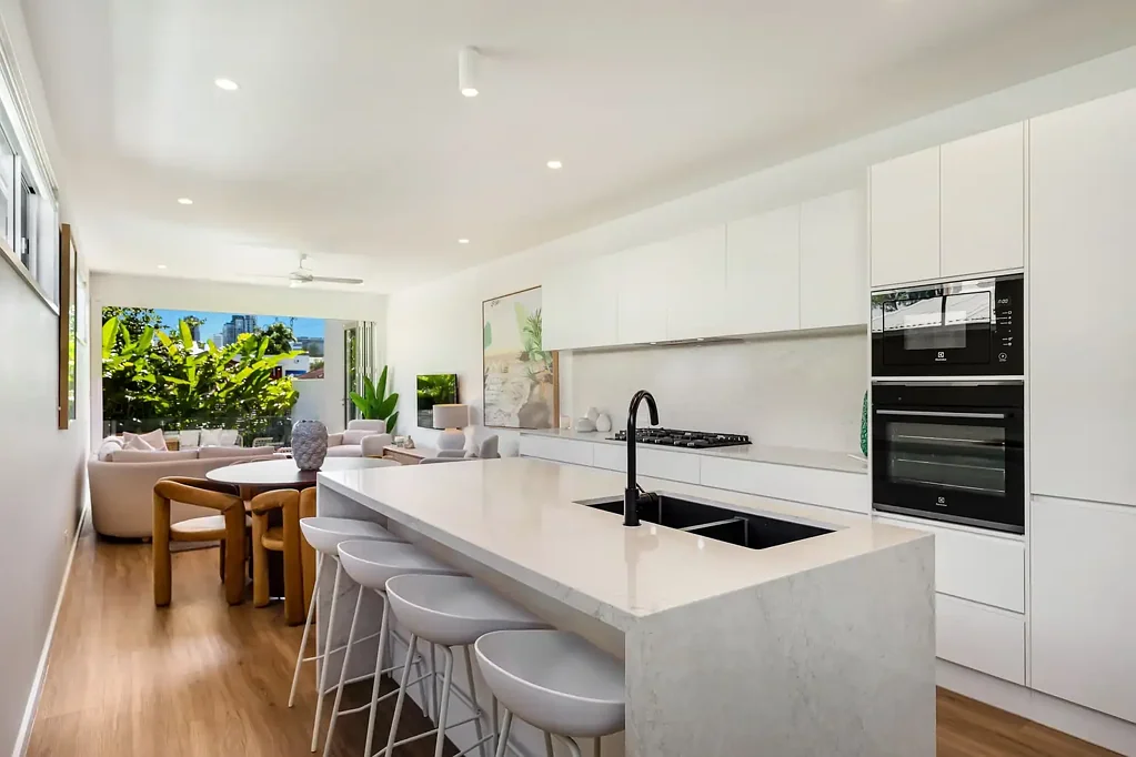 Mermaid Beach 4બેડરૂમ Auction On Site, Friday 26th June 4pm - Unless Sold Prior