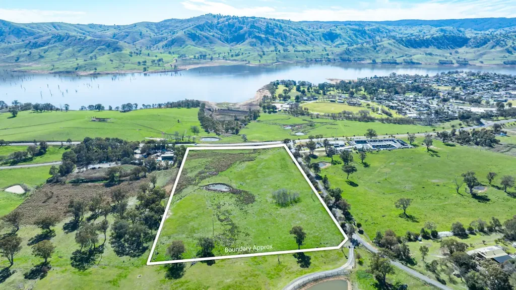 Tallangatta Lifestyle with a view of the Weir