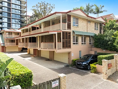 Indooroopilly 3Kwarto Two Minutes to Indooroopilly Central, Light-Filled Living with Balconies from all Rooms