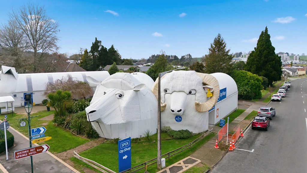 Tirau Own an iconic South Waikato tourism landmark