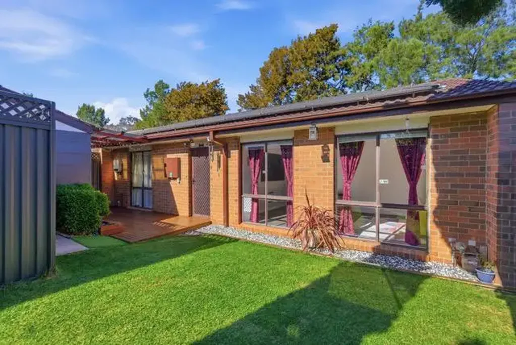 Charnwood 3Zimmer Stylishly Renovated Townhouse with Solar, Privacy & Modern Finishes