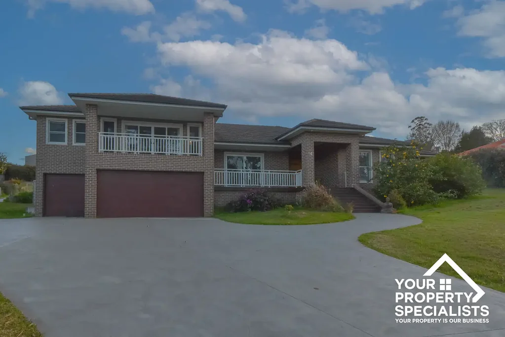 Large Split-Level 5 Bedroom Family Home