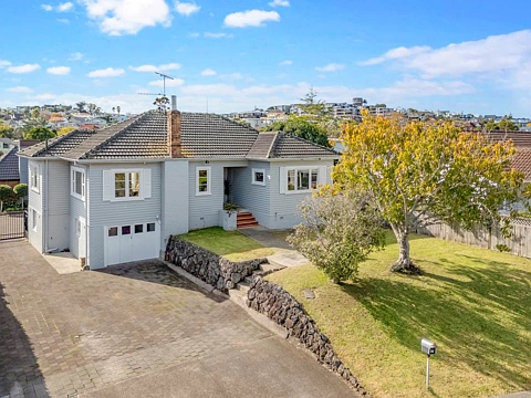 Saint Heliers 3房  Beachside Bungalow – Opportunity Knocks
