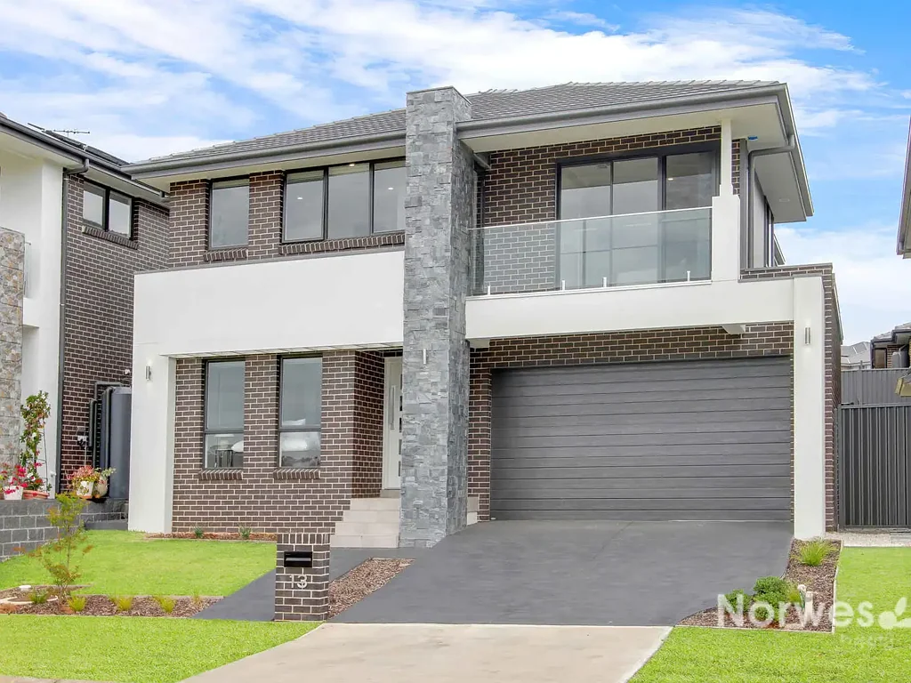Box Hill 5 Bedroom A luxurious home with stunning, open views right in front of you !