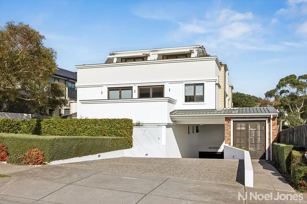 Balwyn 2房 落地窗自然采光 顶层奢华公寓 宽敞庭院 私享露台 高端装修 地段优越 学校环绕 生活便利 Size, Sophistication And A Standout Courtyard