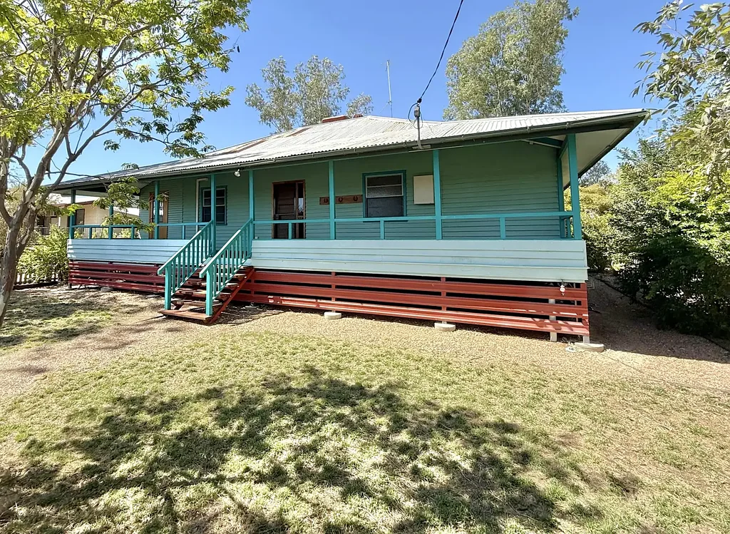 Longreach 4房  Classic Queenslander Living -  1,214m2 Block With Lane Access