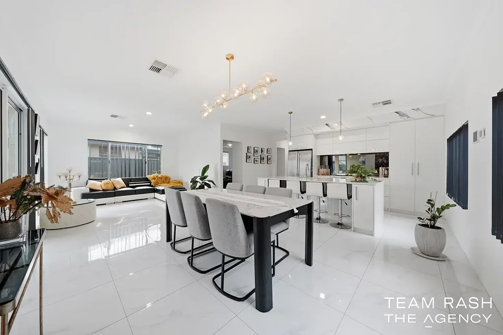 Eglinton 3房  FAMILY LIVING WITH A SPARKLING POOL!