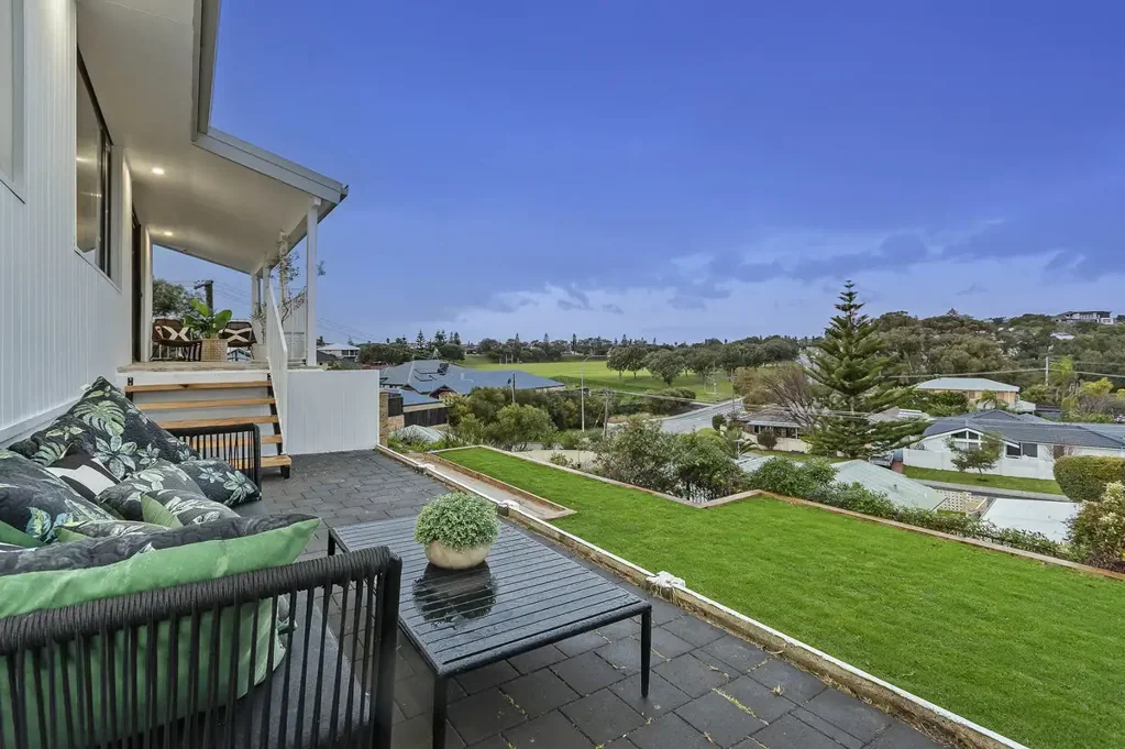 Quinns Rocks 3બેડરૂમ Stunning Renovated 3-Bedroom Home with Breathtaking Views - Steps from the Beach!