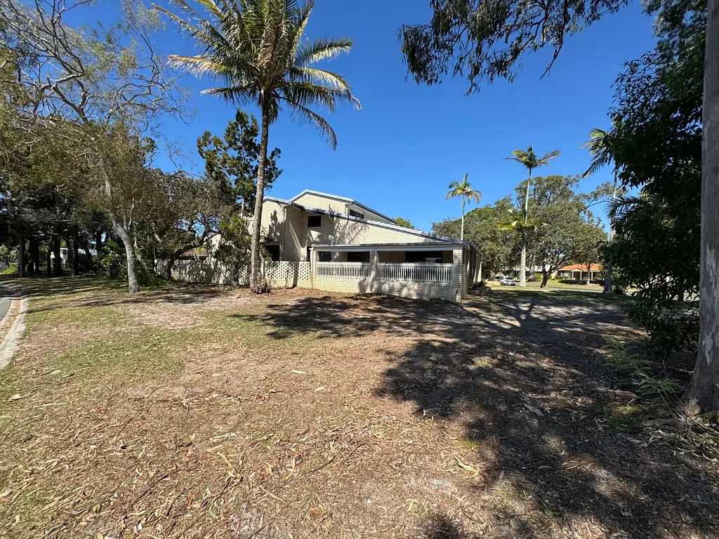 LARGE FAMILY HOME MINUTES TO THE BEACH