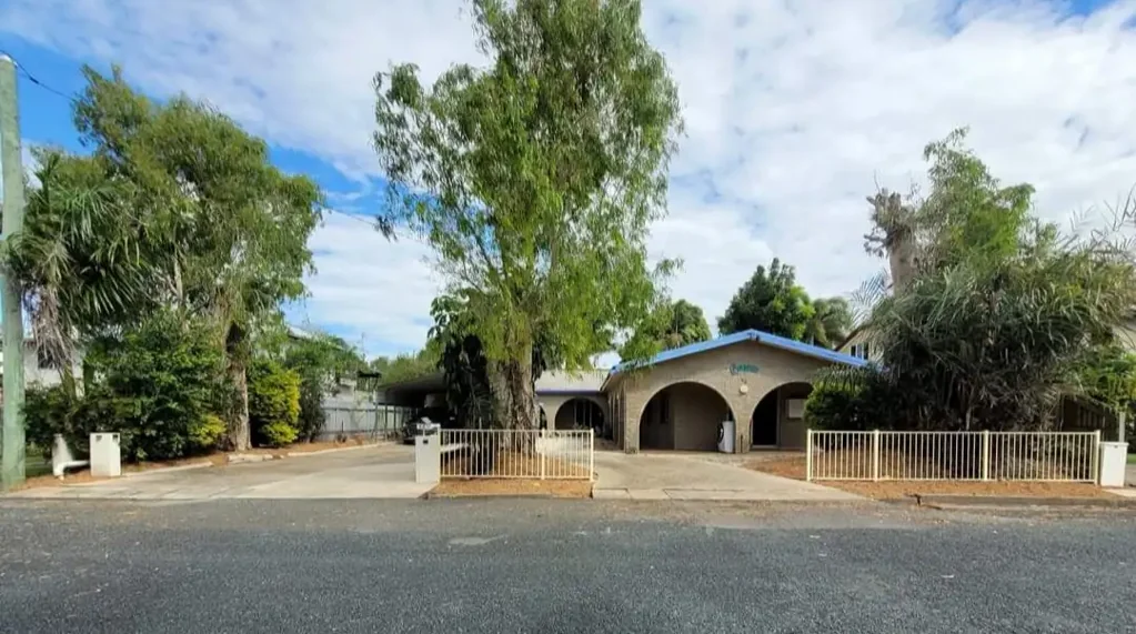 West Mackay 6Kwarto Two Individual Dwellings, One Title, Twin Driveways! Lot size 1017m2.
