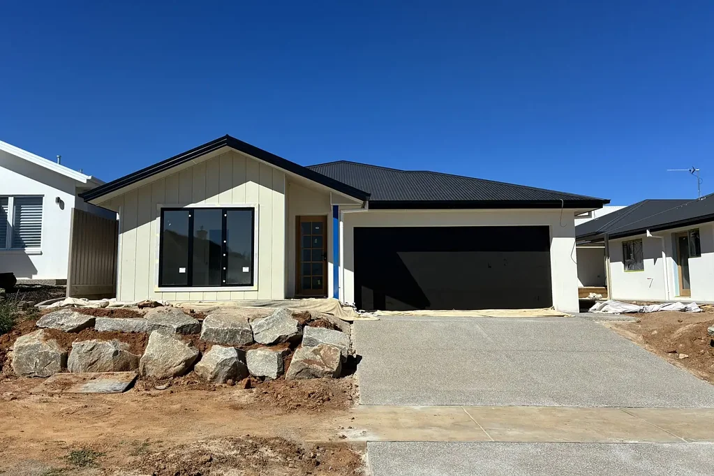 BRAND NEW STYLISH LIVING
