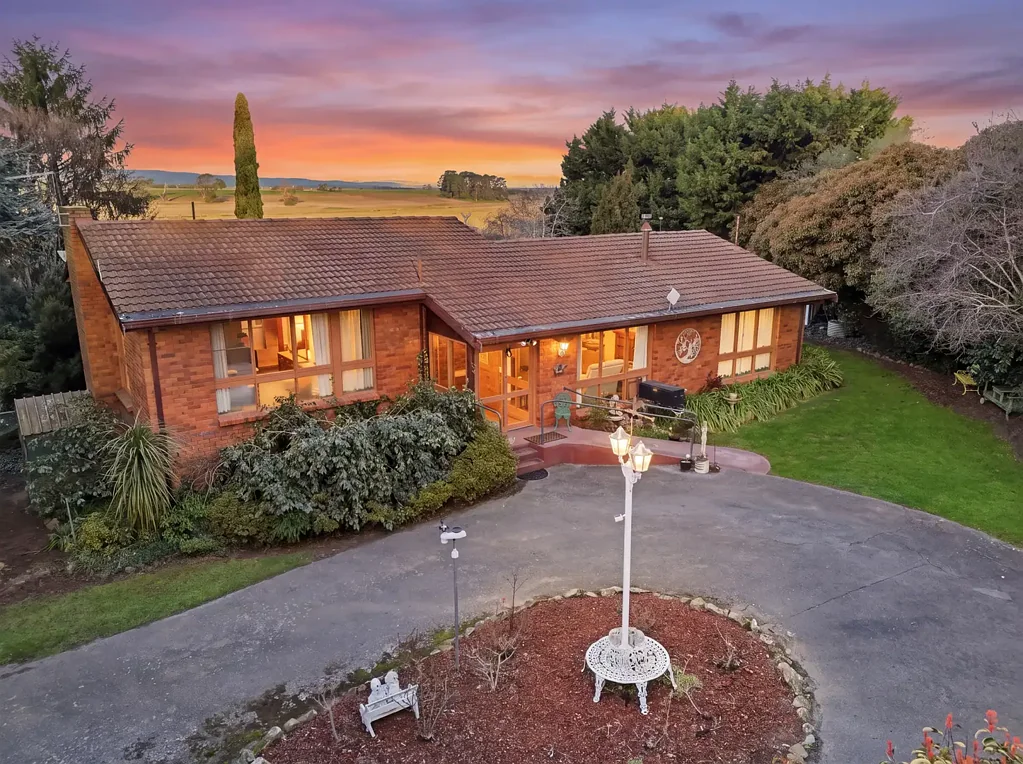 Evandale 3房  "Lynn Esk" - Peace, Privacy and River Frontage!