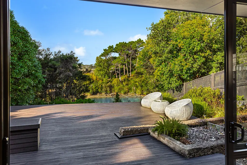 Riverhead 4ਬੈੱਡਰੂਮ Exclusive waterfront retreat - sale required!