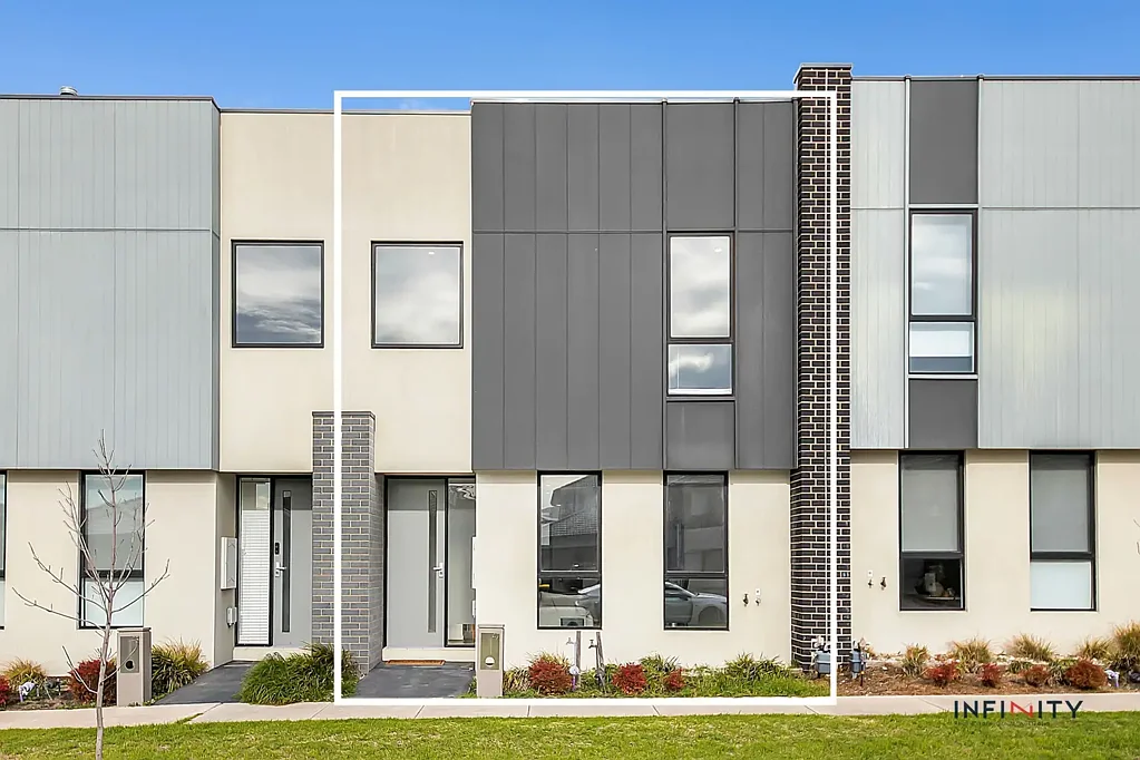 Point Cook 3Phòng ngủ Stylish & Spacious Townhouse in Prime Upper Point Cook!