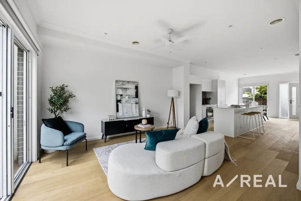 Keysborough 3房 黄金地段联排 豪华低维护 北向采光 木地板 宽敞起居 定制厨房 石材台面 岛台 优质电器 主卧套间 地暖 露台 靠近学校 公交站 滨海便利 Chic modern Townhouse Ready to Call Home