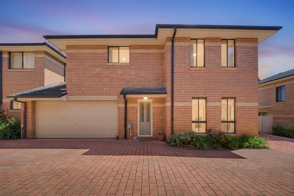 Guildford 3Kwarto Spacious Brick Townhouse with Internal Double Garage
