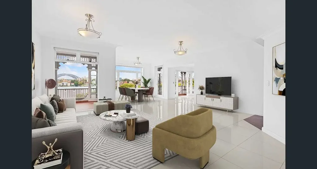 MUST SEE - Luxurious apartment in iconic "The Waldorf" with spectacular harbour views