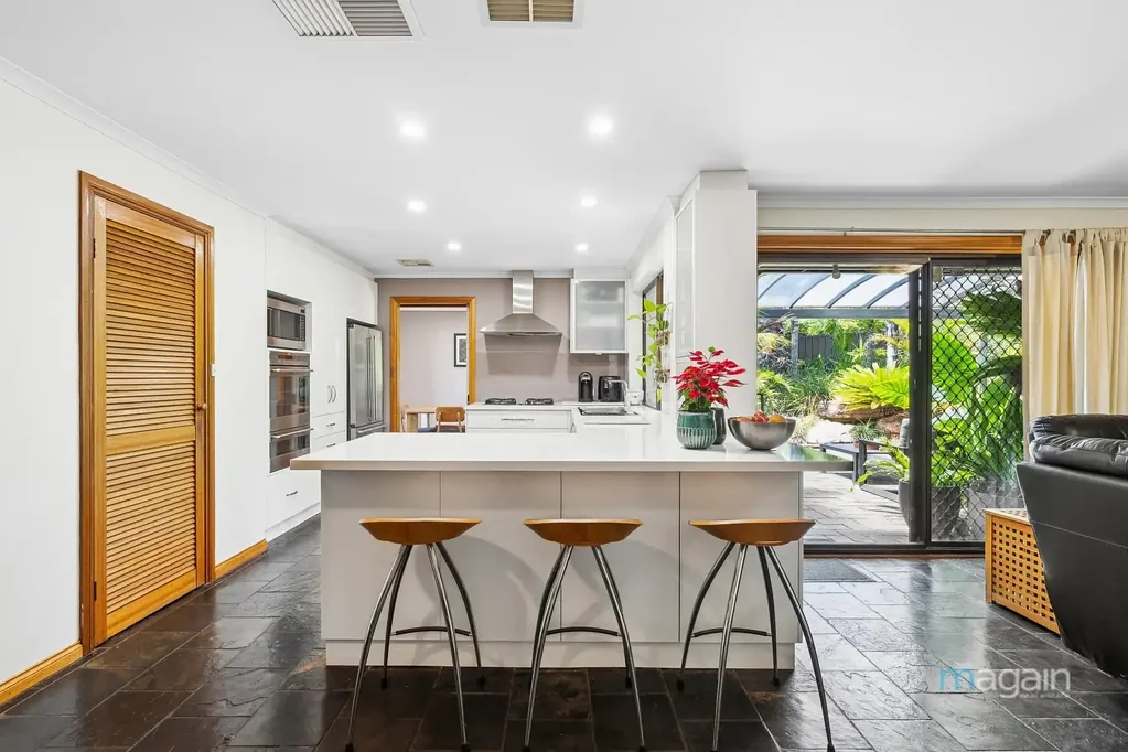 Hallett Cove 4房  Coastal elegance with breath-taking views and modern comforts throughout