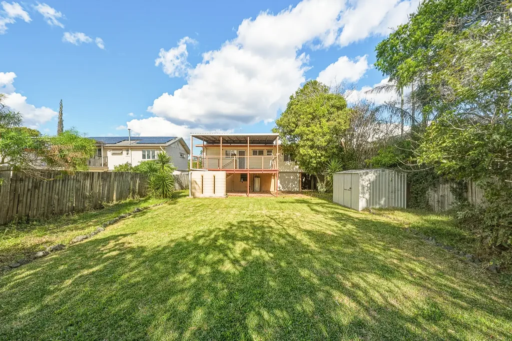 Strathpine 3部屋 Spacious High-Set Living with Outstanding Future Potential