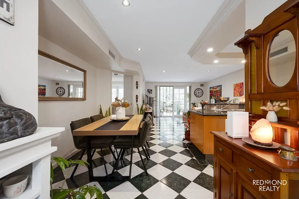 East Perth 3Moenga Resort Style Living Awaits!!!
