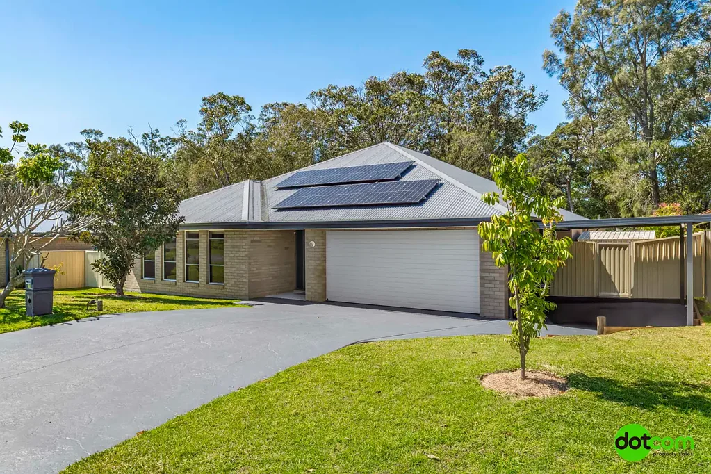 Summerland Point 4Moenga Spacious Entertainer in Sought-After Summerland Point