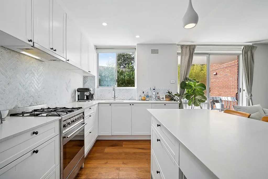 North Bondi 2房 北邦迪精品公寓
高地位置 阳光充沛
SMEG厨房 石制台面
内置衣柜 便利洗衣房
邦迪海滩450米
黄金地段 生活机会
Ray White Double Bay - 卓越生活 Sunlit Coastal Retreat in the Heart of North Bondi