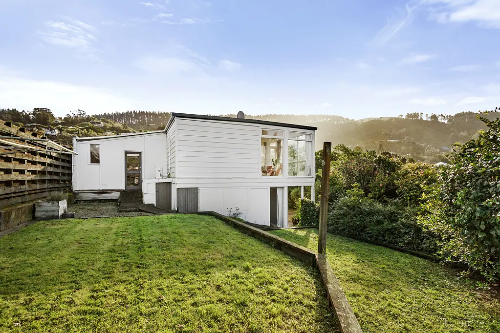 1A Woodstock Terrace, Tawa, Wellington