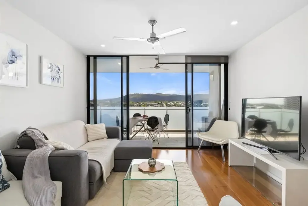 FULLY FURNISHED 2 BEDROOM APARTMENT IN THE HEART OF TOOWONG