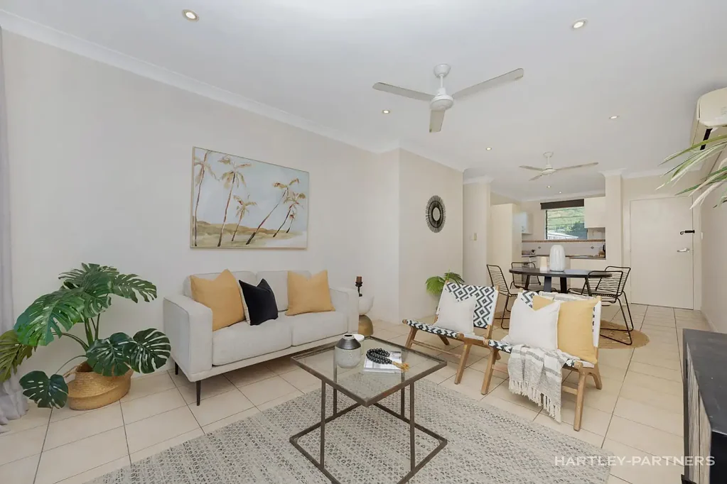 North Ward 2कमरा Near Beach Units in a Boutique Complex with a Pool