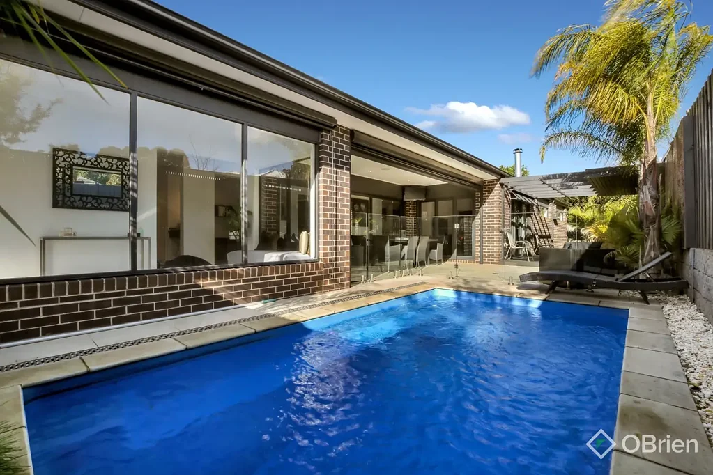 Warragul 4બેડરૂમ MAKE A SPLASH THIS SUMMER ! Impressive Ex-Display Home with pool!