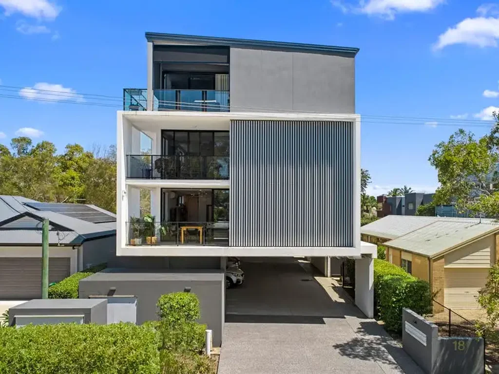 Stunning full furnished modern apartment in the heart of Maroochydore!