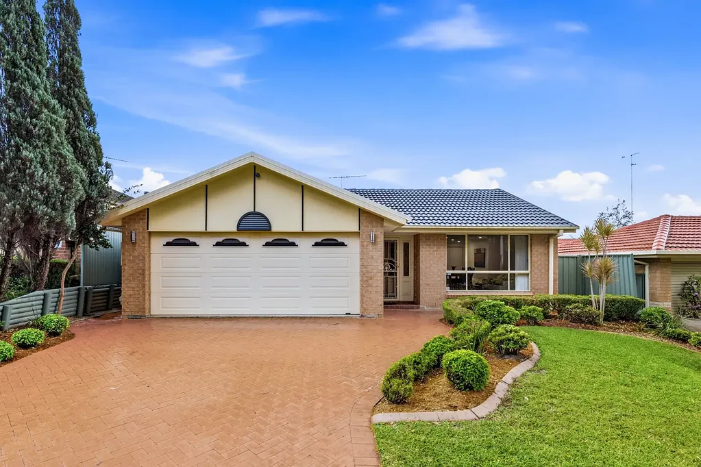 Glenmore Park 4房 Glenmore Park黄金地段 四卧宽敞主套 450平米易打理地块 邻近Fernhill School 享难得隐私宁静 The ONE !