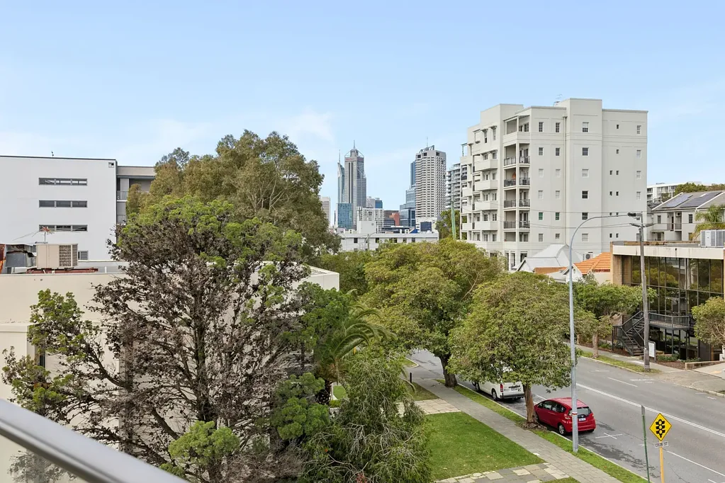 West Perth 2房  CORNER POSITION. CITY VIEWS. LIGHT-FILLED LIVING.