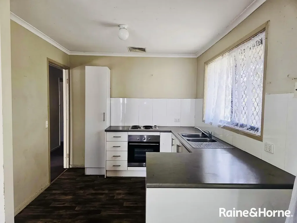 Lowset Family Home in Quiet Cul-de-sac!