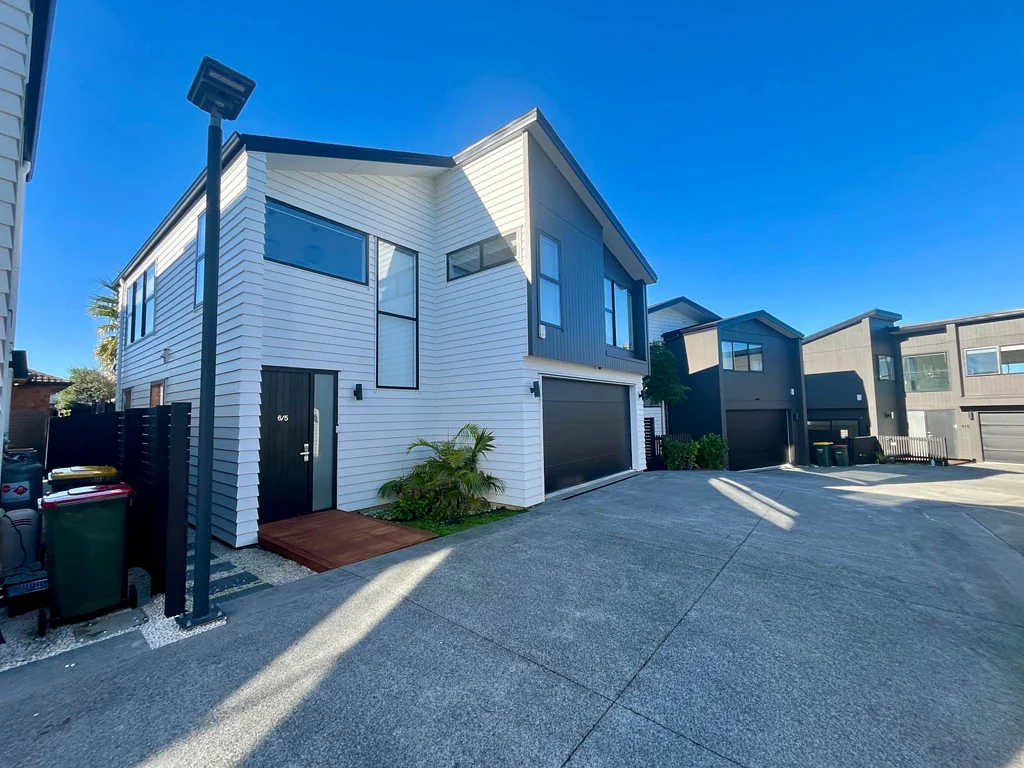 Welcome to luxurious furnished living in the h...