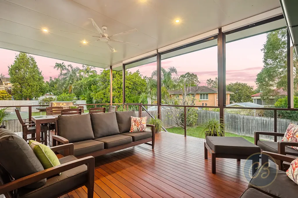 Stafford Heights 4Habitaciones Elevated Family Living with Sunset Deck Entertaining