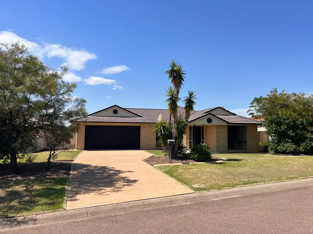 Singleton 4房  Investment Opportunity in The Pinnacle - Spacious 4-Bedroom Brick Home!