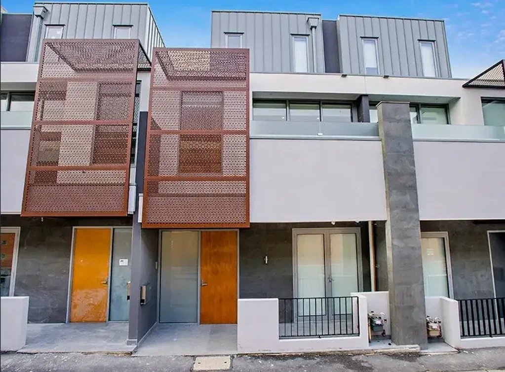 Spacious 4-Bedroom, 3-Bathroom Townhouse with 2-Car Garage in Prime Carlton Location