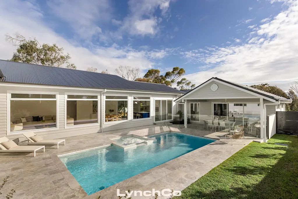 Mount Eliza 5房 全新汉普顿风格奢华住宅。建造宏伟，精工细作。 Brand new Hamptons luxury. Built big, finished better.