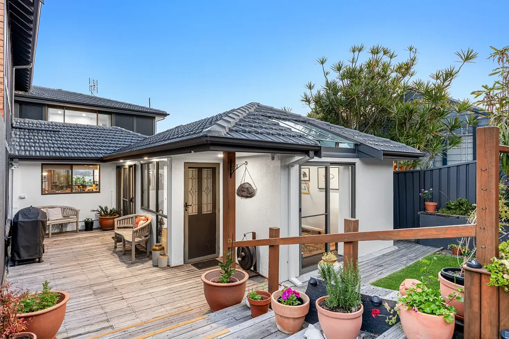 Speers Point 4 Bedroom Elegant Townhouse with Fabulous Lake Views