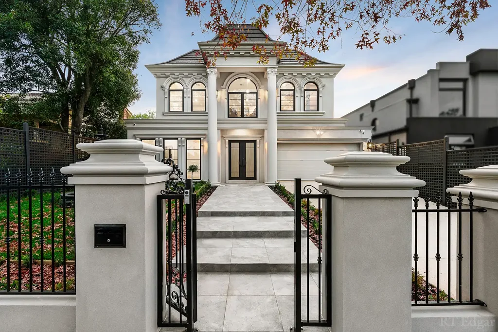 Balwyn 5房 奢华装修宏伟比例 法式省立立面 欧洲橡木地板 装饰性井干天花板 壁炉连通餐厅 Miele电器大理石厨房 全配分层剧院 主卧休息室更衣室 独立浴缸双台面 五车自动车库 落脚Balwyn High School Majestic Opulence Where Perfection Reigns Supreme
