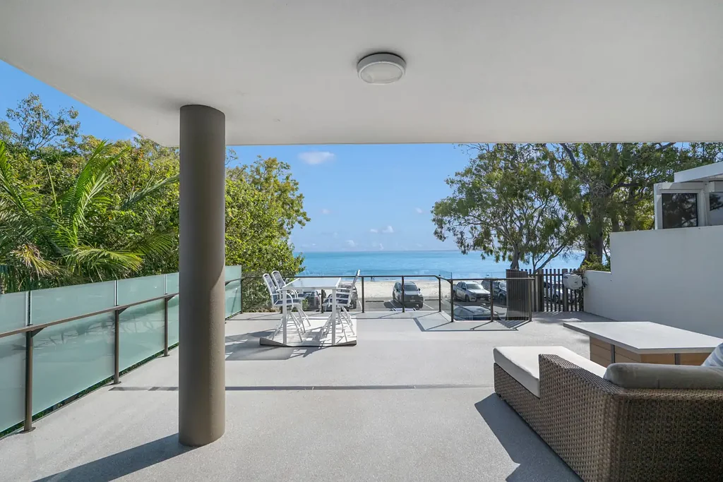 Bongaree 3Kwarto Absolute waterfront stepping onto the beach, where EVERY day is a holiday