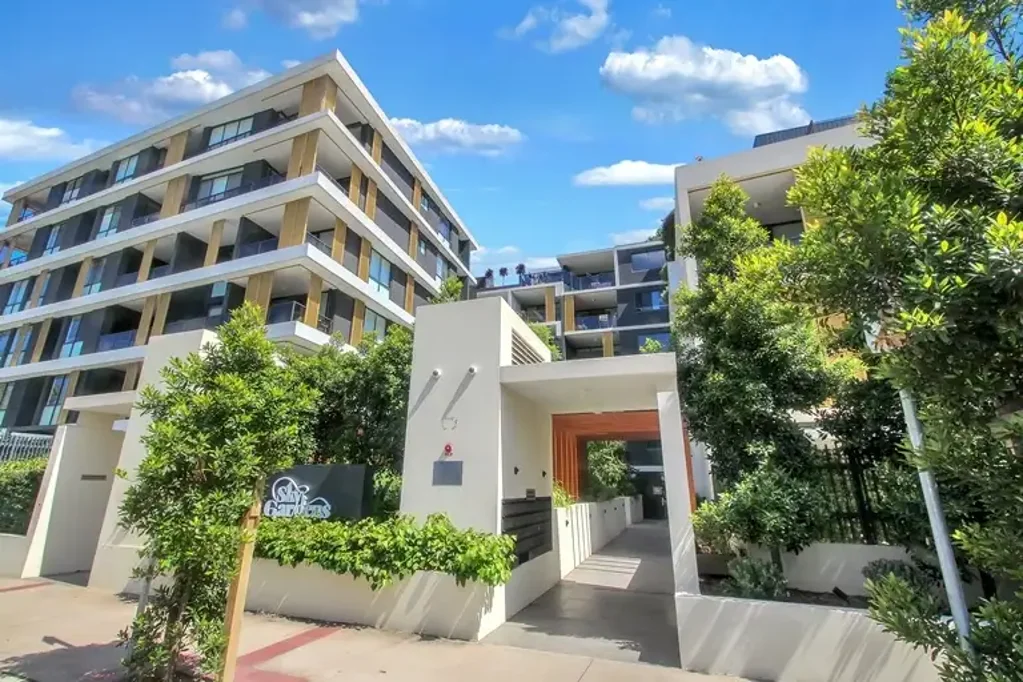 Modern one bedroom plus study apartment with lift access