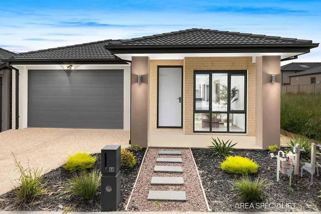 Officer 4ਬੈੱਡਰੂਮ Modern Living at Its Best – 4 Beds, 2 Baths, 2 Living Zones Under $810k
