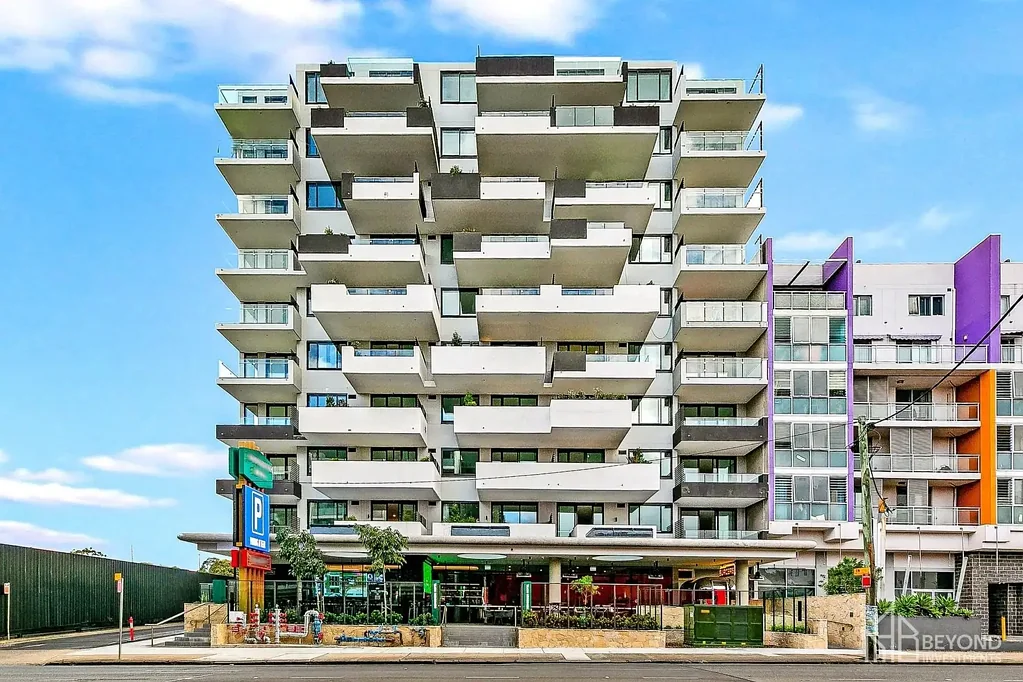 Near New Modern 2 Bedroom Apartment Walking Distance to Homebush Station